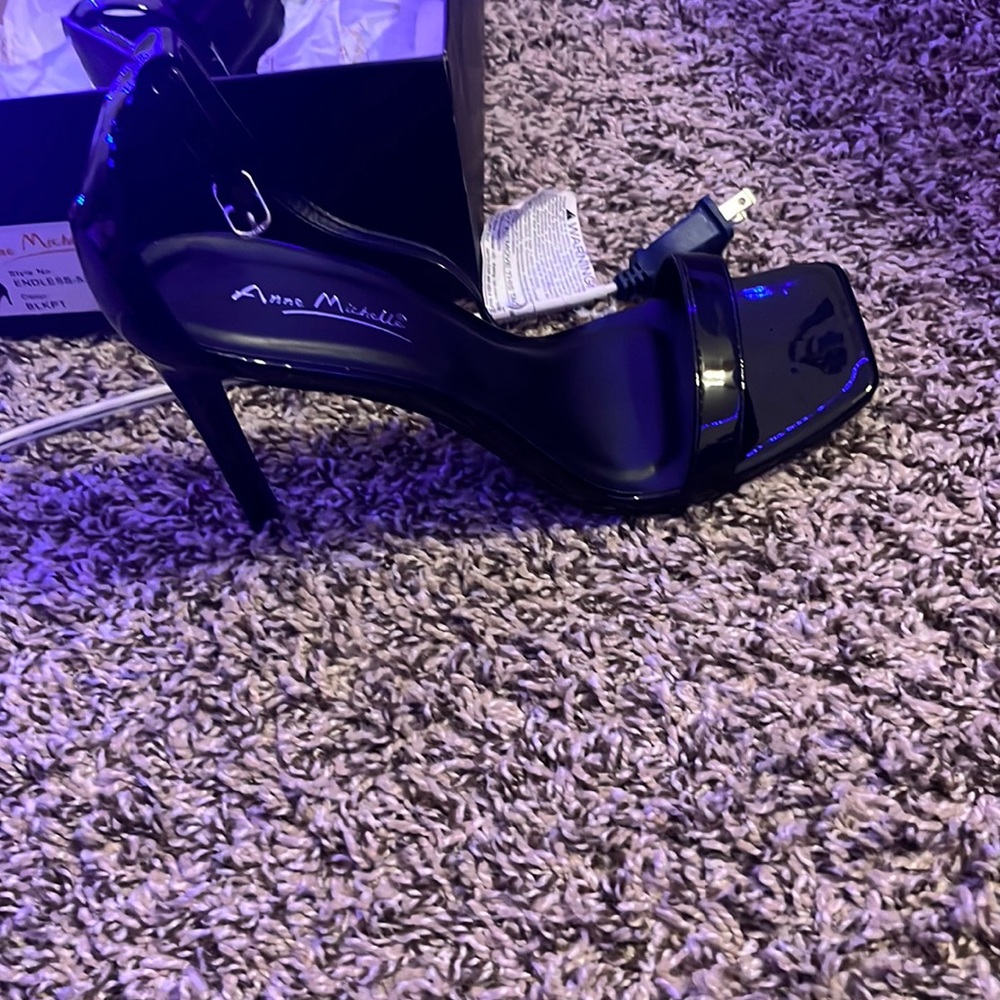 I only wore the shoes once there’s no scratches our anything very nice